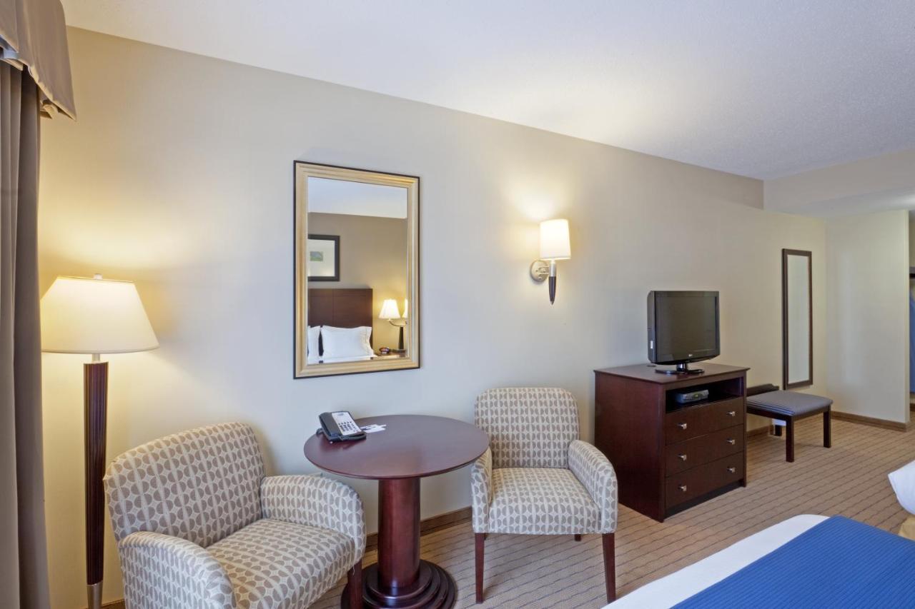 Hotel Express & By Ihg Malone
