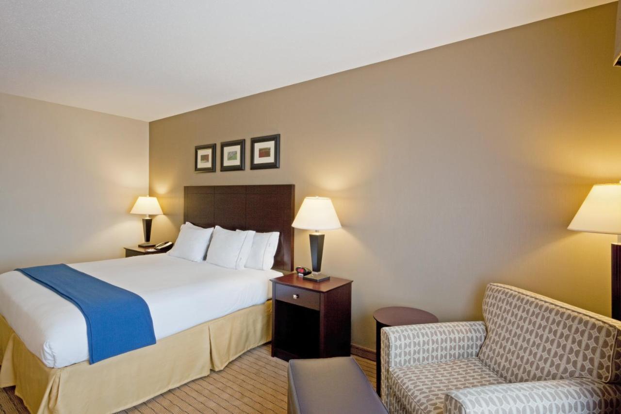 Hotel Holiday Express & By Ihg Malone